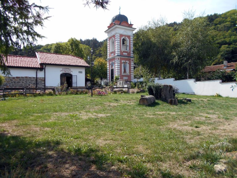Църквата “Света Петка” в Брезник ще чества Петковден с празнично богослужение, водосвет и благословен обяд