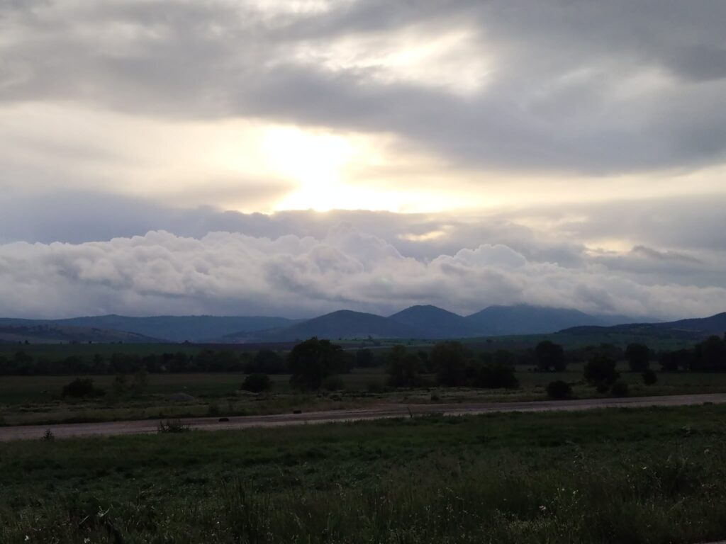 Във вторник облачността над страната ще бъде значителна с временни разкъсвания над западните райони