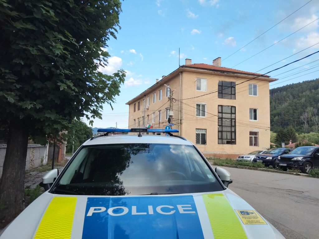 Брезнишки полицаи попаднаха на издирван на национално ниво автомобил прокуратурата пое случая
