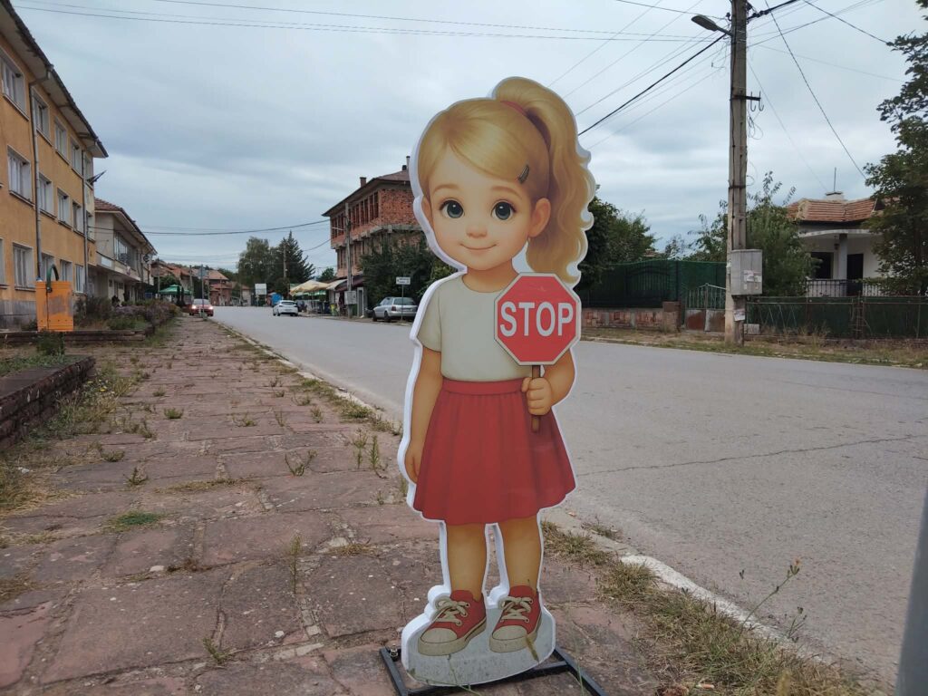 Учебната година в Ноевци и Брезник започна с фигури на пресичащи деца – СНИМКИ