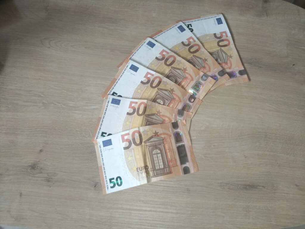 Близо 1 000 човека в общините Брезник и Трън получават по 50 евро инфлационен чек