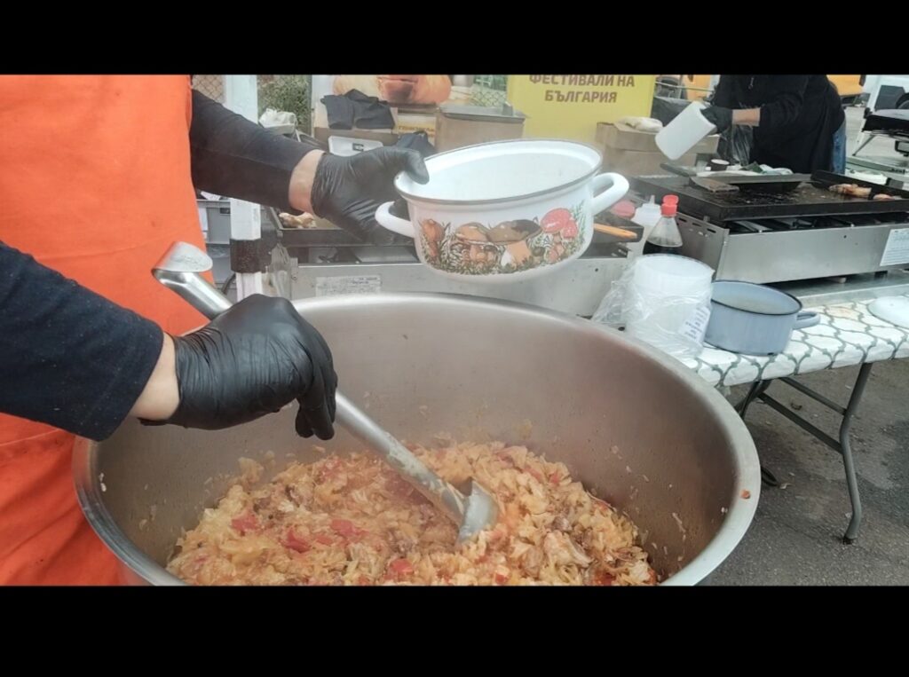 На площада в село Ноевци приготвиха вариво и топла пача с трахана, която е популярна в Южна България – ВИДЕО