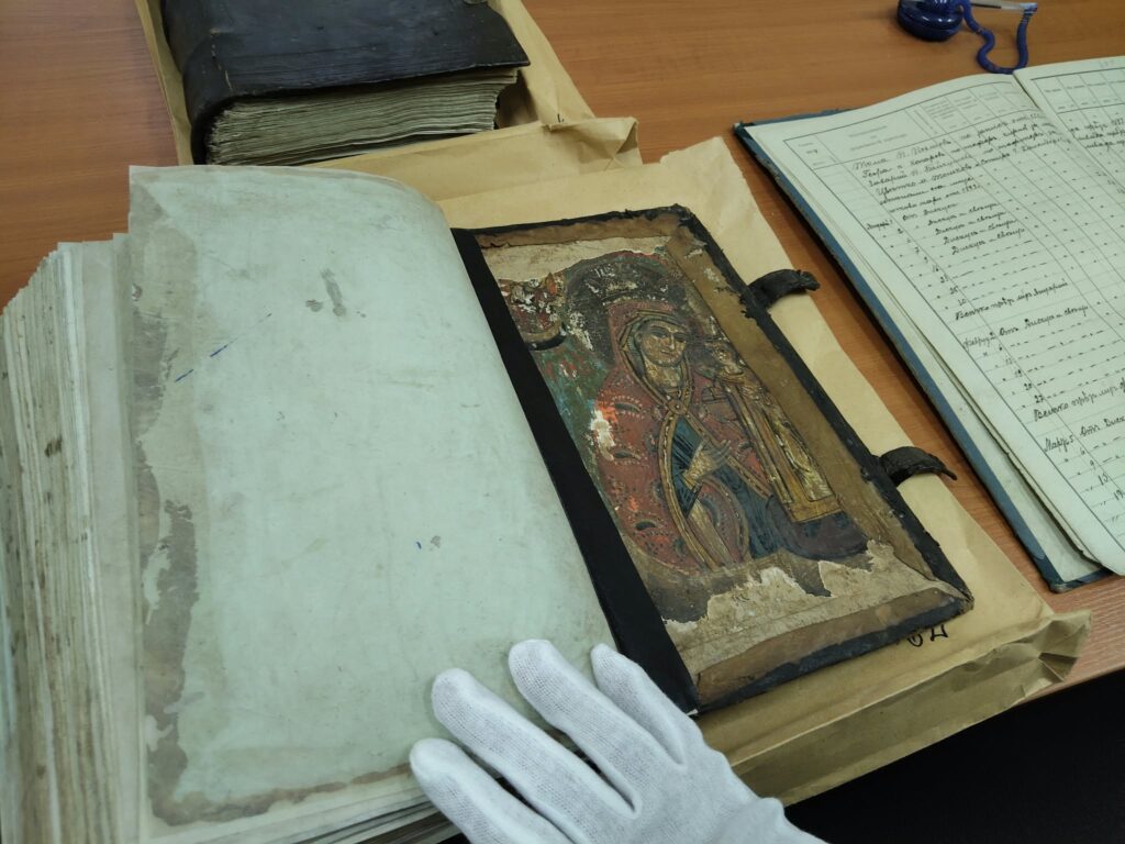 За първи път в България: Книга от църква в Трън пази скрити икони – ВИДЕО