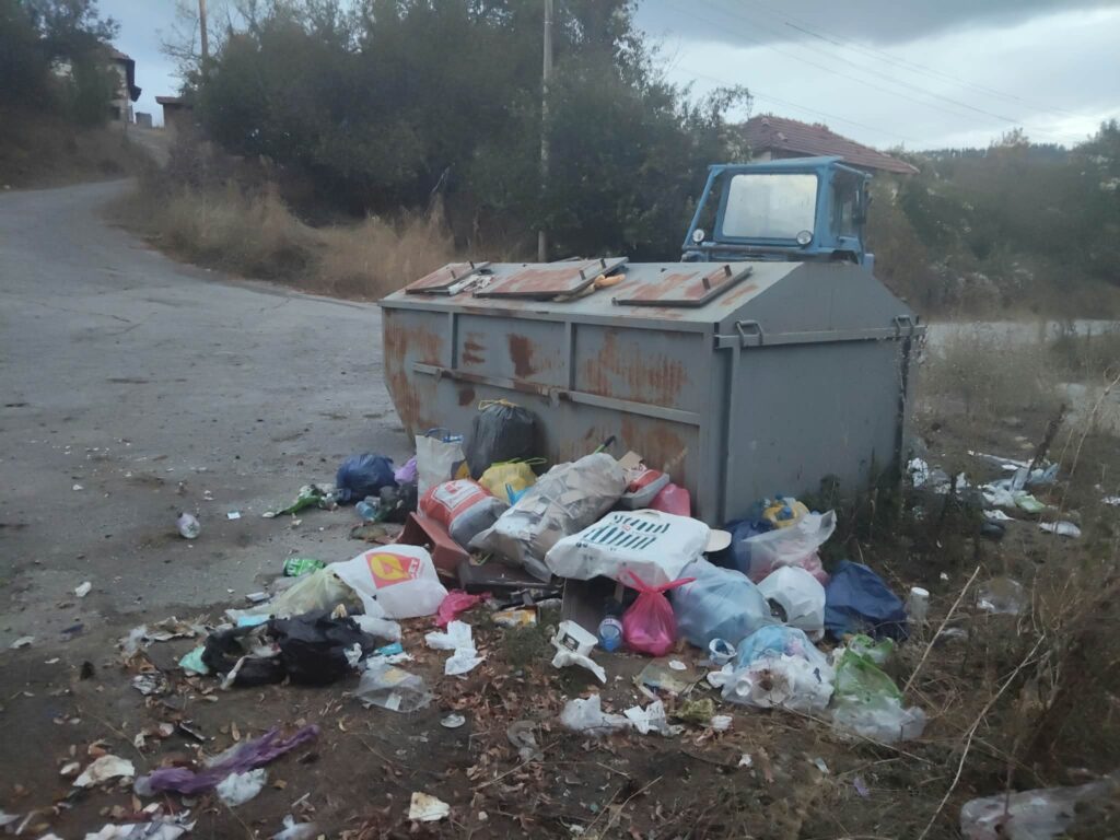 Двата контейнера в село Ярославци са препълнени, от Община Брезник ги извозват по график – СНИМКИ