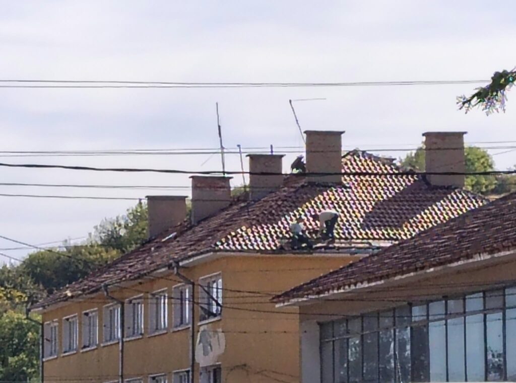 Покривът на още една значима сграда в община Брезник вече се ремонтира