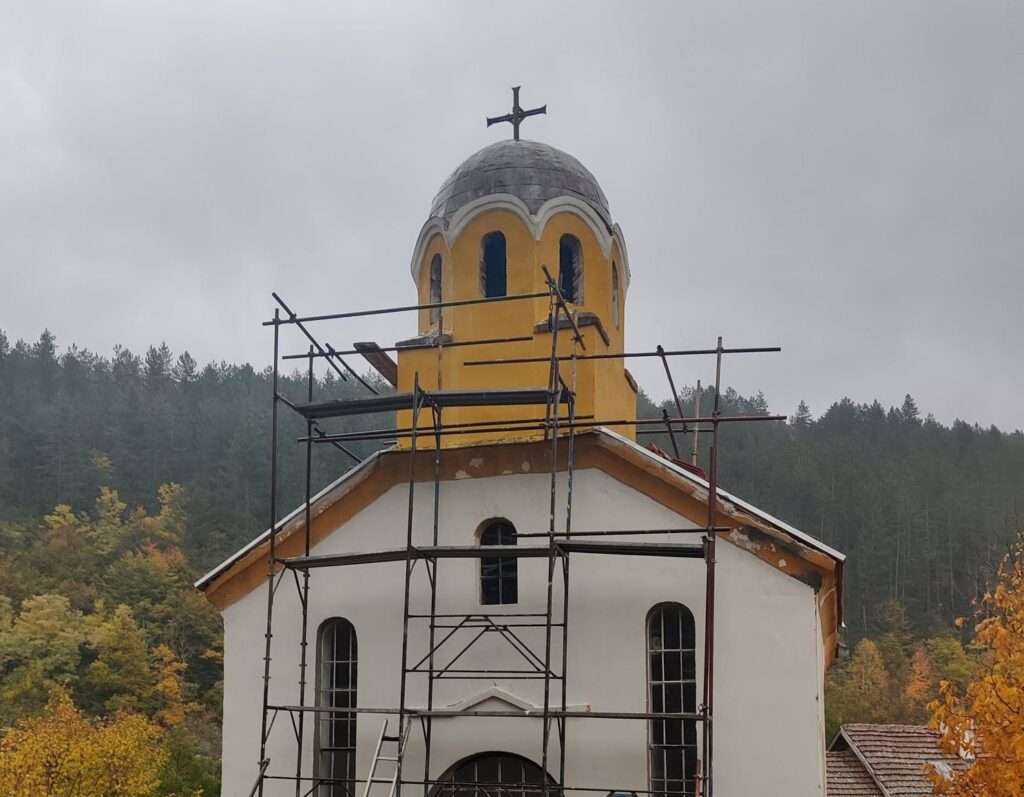 Възстановяването на църквата в трънското село Долна Мелна се случва с дарения и безвъзмезден труд
