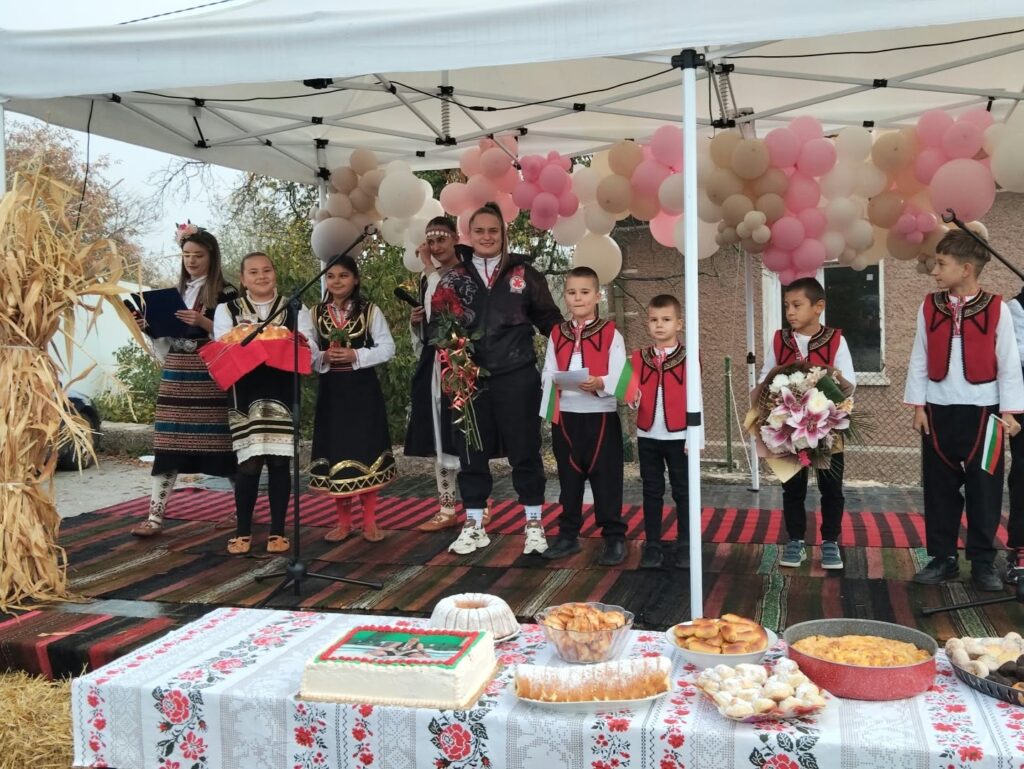 Емоционално посрещане в Ноевци: Жители на селото поздравиха Станислава Атанасова за победата на Световното по сумо – ВИДЕО